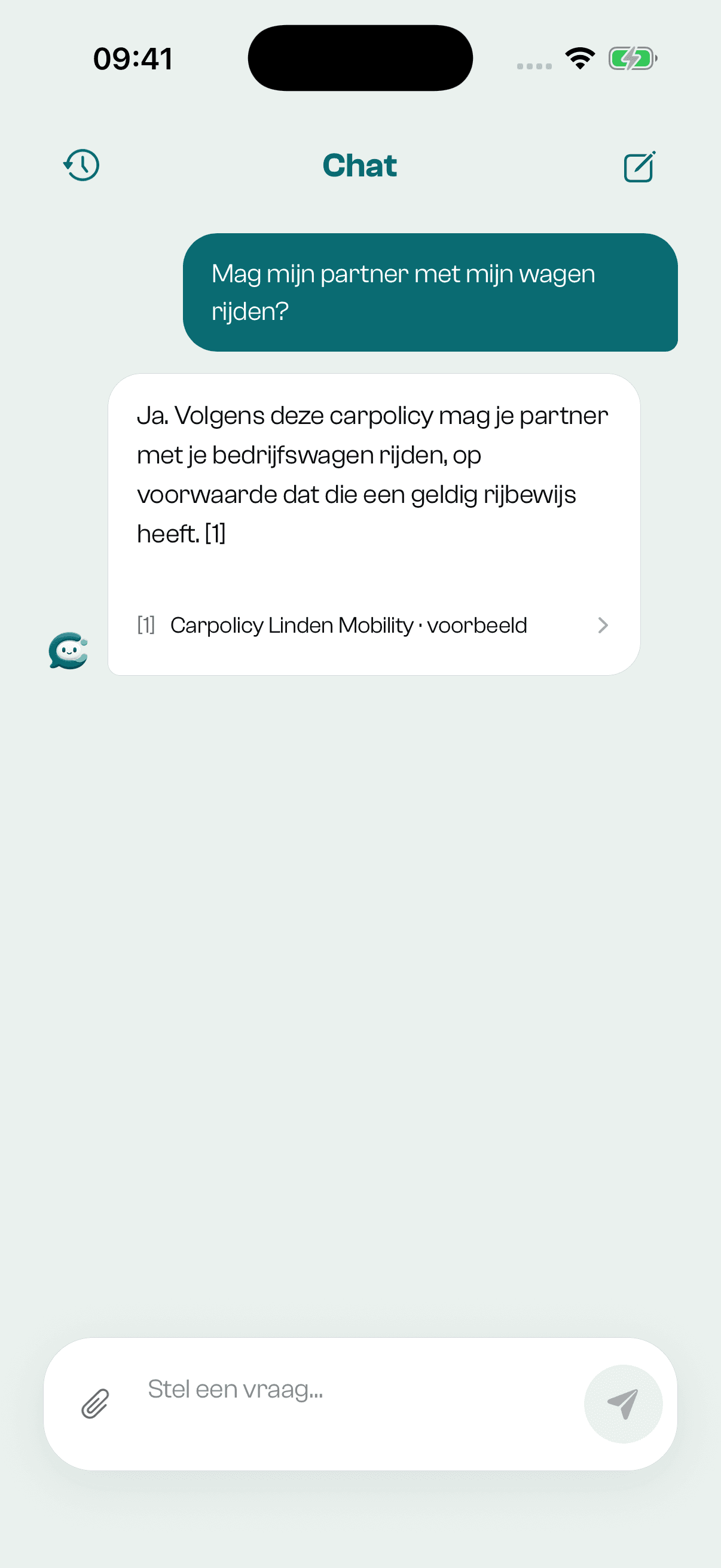 Voorbeeldgesprek in Crewi met een antwoord en verwijzing naar een fictieve carpolicy
